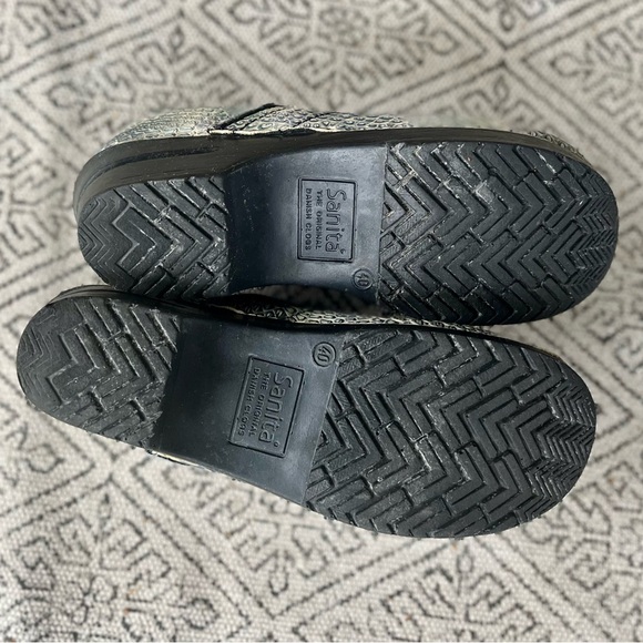 Sanita Textured Embossed Lizard Clogs size 40, Light Blue & Cream - Picture 7 of 12